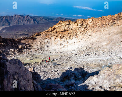 Vulcanologues travaillant dans le cratère du sommet couvant volcan actif le Mont Teide à 3718 mètres sur Tenerife la plus grande des îles Canaries Banque D'Images