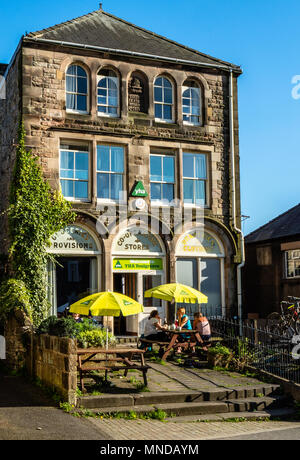 L'ancien bâtiment des magasins coopératifs dans la région de Cologny dans le Peak District du Derbyshire UK qui est maintenant une auberge de jeunesse YHA Banque D'Images