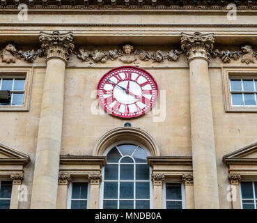 Réveil sur la face de l'édifice Corn Exchange Bristol qui a deux minutes, l'une montrant l'heure GMT et l'autre vieux Bristol fois dix minutes plus tard Banque D'Images