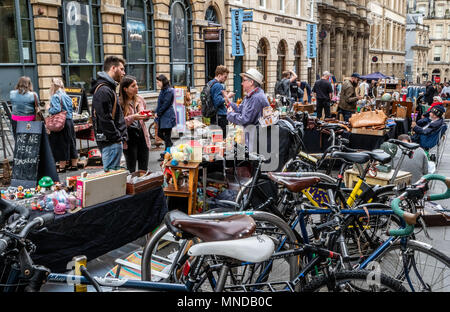 Antiquités de la rue et du bric-à-brac marché avec des vélos garés dans le maïs Street dans le centre-ville de Bristol UK Banque D'Images