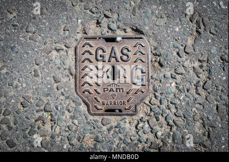 Gaz en fonte couvercle de trou d'accès dans la rue Banque D'Images