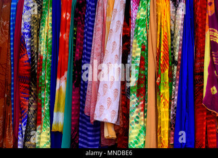 Mesdames foulards shopping Banque D'Images