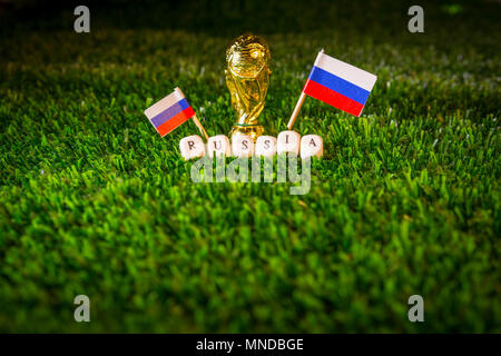 Concept de la coupe de la Fifa. Trophée d'or, Fédération de drapeaux sur l'herbe verte. Convient pour la Russie 2018 football ou soccer Cup concept. Banque D'Images