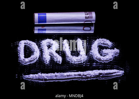 Mot Drogue, poudre de cocaïne en ligne pour insuffler et 50 euro note sur un miroir Banque D'Images