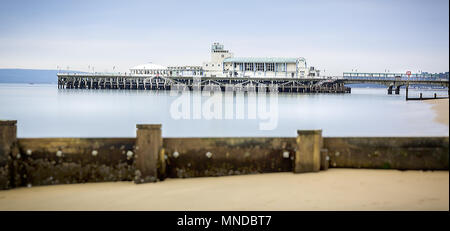 Une longue exposition de Boscombe Pier à l'épi en premier plan pris dans Boscombe, Dorset, UK le 28 novembre 2013 Banque D'Images