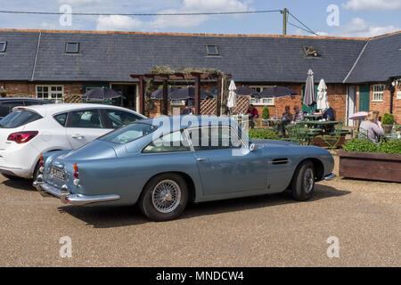 Aston Martin DB5 en bleu clair, un classique du design britannique, peut-être mieux connu pour ses propos de James Bond. Banque D'Images