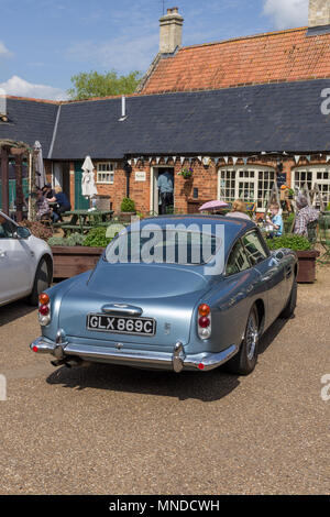 Aston Martin DB5 en bleu clair, un classique du design britannique, peut-être mieux connu pour ses propos de James Bond. Banque D'Images