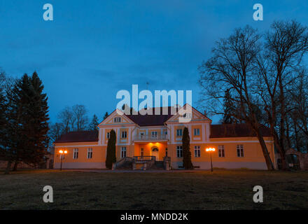 Old Manor à Maardu près de Tallinn, Estonie. Voir en fin de soirée. Banque D'Images