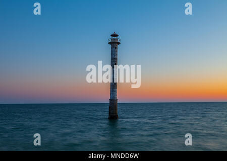 Phare d'alignement dans la mer Baltique. La fin de l'heure du coucher du soleil. Kiipsaare Harilaid, Saaremaa,, de l'Estonie, de l'Europe. Banque D'Images