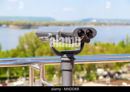 Tourisme stationnaire télescope sur le remblai de la ville en journée d'été Banque D'Images