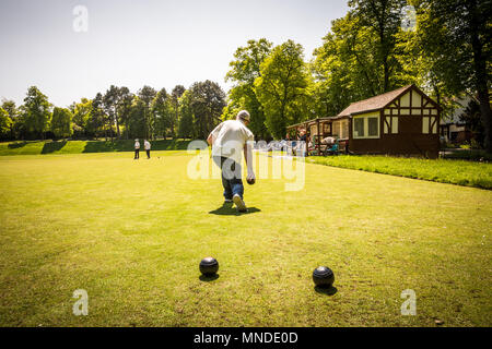 Un homme âgé à l'extérieur de boules sur le vert, UK Banque D'Images