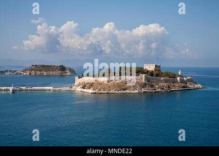 La forteresse de Kusadasi, sur une île à côté de la plage et ville-station Banque D'Images