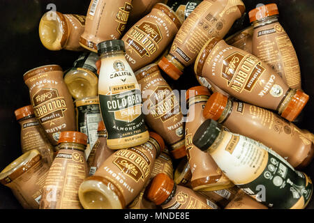 Bouteilles de Califia marque fermes prêt-à-boire le café avec le lait d'amande dans une glacière, à New York, le jeudi 10 mai 2018. Café jettent leur poids dans les conserves et bouteilles d'eau café, à la fois traditionnelle et brew froid dans l'espoir que les consommateurs vont revenir sur les DCP. Le café prêt-à-boire dans les ventes aux États-Unis ont augmenté dans les deux chiffres au cours des cinq dernières années. Laits de noix ont également gagné en popularité au cours des dernières années. (© Richard B. Levine) Banque D'Images