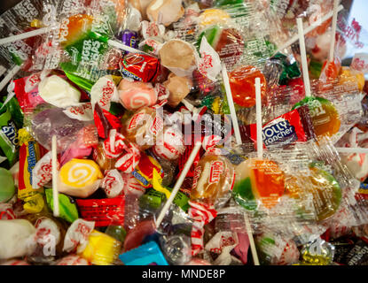 Un choix large et varié de carie induisant des bonbons dans un bol sur un stand dans une foire commerciale à New York, le jeudi 10 mai 2018. (Â© Richard B. Levine) Banque D'Images