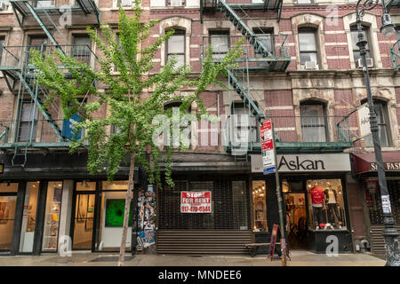 Biens vacants sur Orchard Street dans le quartier de Lower East Side à New York, le dimanche 13 mai, 2018. New York envisage d'une vacance ou d'un impôt sur les propriétaires de vacance qui gardent les devantures de vide pendant trop longtemps, l'attente pour le loyer du marché à la hausse. ( © Richard B. Levine) Banque D'Images