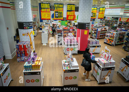 Le magasin Toys R Us de Times Square à New York annonce que la liquidation est en cours et ses remises de fermeture le lundi 14 mai 2018. Toys R Us est la liquidation et la fermeture de toutes les 735 de ses magasins aux États-Unis. (© Richard B. Levine) Banque D'Images