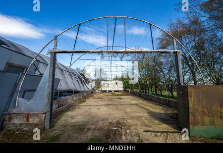 Poly désaffectées tunnel avec caravane. Banque D'Images