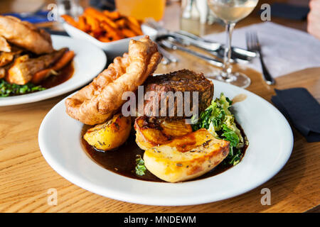 Dîner végétarien avec écrou rôti, pommes de terre, yorkshire pudding et de la sauce Banque D'Images