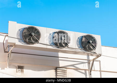 Les compresseurs à air installé sur le mur du bâtiment avec la lumière du soleil Ciel. Banque D'Images