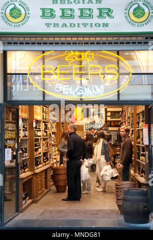 Magasin de vente de bière 250 bières différentes à Bruxelles, Belgique Photo © Fabio Mazzarella/Sintesi/Alamy Stock Photo Banque D'Images