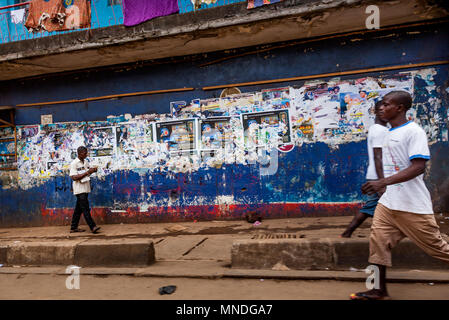 Yongoro, Sierra Leone - Juin 01, 2013 : l'Afrique de l'Ouest, à des inconnus dans les rues de la ville de Freetown capitale de la Sierra Leone Banque D'Images