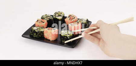 Set à Sushi - différents types de sushi maki et baguettes Banque D'Images