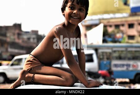 Enfant des rues de Kolkata (Calcutta), Inde Photo © Jacopo Emma/Sintesi/Alamy Stock Photo Banque D'Images