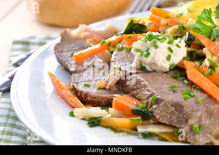 Premier bœuf bouilli avec des légumes-racines, les pommes de terre et le beurre ; (raifort Tafelspitz viennois) Banque D'Images