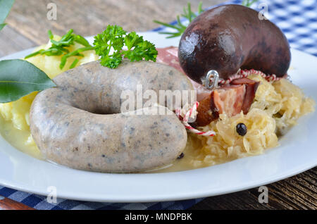 Frais de Bavière et de boudin noir, saucisson de porc, du ventre et de la choucroute purree Banque D'Images