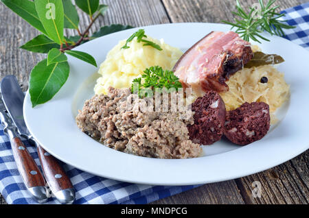 Frais de Bavière et de boudin noir, saucisson de porc, du ventre et de la choucroute purree Banque D'Images