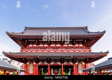 La belle le temple Senso-ji à Tokyo, Japon, éclairés par la lumière du soir Banque D'Images