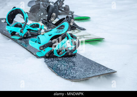 Sur fond de neige snowboard Banque D'Images