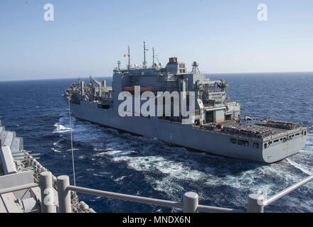 180515-N-AH771-0020 U.S. 5ÈME ZONE DES OPÉRATIONS DE LA FLOTTE (15 mai 2018) Le navire de marchandises sèches et de munitions USNS Amelia Earhart (T-AKE 6) se prépare à venir aux côtés de la classe Wasp-navire d'assaut amphibie USS Iwo Jima (DG 7) au cours d'un ravitaillement en mer, le 15 mai 2018, 15 mai 2018. Iwo Jima, homeported à Mayport, en Floride est sur le déploiement de la 5e flotte américaine zone d'opérations à l'appui d'opérations de sécurité maritime de rassurer les alliés et partenaires, et de préserver la liberté de navigation et la libre circulation du commerce dans la région. (U.S. Photo par marine Spécialiste de la communication de masse 3 Classe Danie Banque D'Images