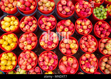 Pommes de couleur vive dans des seaux Banque D'Images