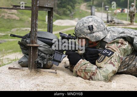 2e lieutenant William Mohr, originaire de Petersburg, WV, affecté à la 1ère Brigade du signal, s'engage dans une cible à l'analyse de stress au cours de la 8 e armée meilleur guerrier de la concurrence, s'est déroulée au Camp Casey, République de Corée, le 14 mai, 14 mai, 2018. La 8e Armée BWC reconnaît et sélectionne les plus qualifiés se sont enrôlés et junior sous-officier pour représenter 8 e armée à l'armée américaine meilleur guerrier Pacifique compétition à Schofield Barracks, HI, en juin. Le concours permettra également reconnaître l'agent les plus performants, l'adjudant et le coréen de renforts à l'Armée américaine à la Huitième Armée soldat Banque D'Images