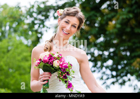 Mariée en robe de mariage bouquet de mariée avec Banque D'Images