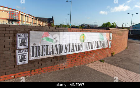 Divis Street, Belfast, en Irlande du Nord.16 Mai 2018. Une bannière avec l'Irlande se distingue avec la Palestine est collé à un mur sur Divis Street à Belfast en réaction aux meurtres de manifestants à Gaza par des soldats israéliens Photo : Sean Harkin/Alamy Live News Crédit : sales@alamy.com Bonzo/Alamy Live News Banque D'Images