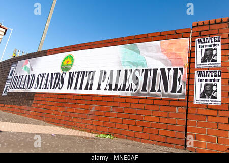 Divis Street, Belfast, en Irlande du Nord.16 Mai 2018. Une bannière avec l'Irlande se distingue avec la Palestine est collé à un mur sur Divis Street à Belfast en réaction aux meurtres de manifestants à Gaza par des soldats israéliens Photo : Sean Harkin/Alamy Live News Crédit : sales@alamy.com Bonzo/Alamy Live News Banque D'Images