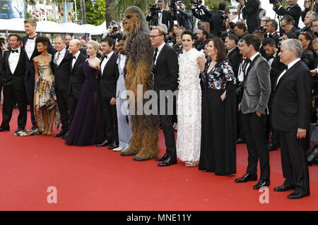 Cannes, Frankreich. 15 mai, 2018. Producteur Simon Emanuel, acteur Joonas Suotamo, actrice Thandie Newton, Woody Harrelson, acteur réalisateur Ron Howard, l'actrice Emilia Clarke, acteurs Alden Ehrenreich, Donald Glover, Chewbacca, l'acteur Paul Bettany, actrice Phoebe Waller-Bridge, Kathleen Kennedy producteur, scénariste Jonathan Kasdan et écrivain Lawrence Kasdan participant à la 'Solo : Une histoire de la guerre des étoiles' premiere au cours de la 71e édition du Festival de Cannes au Palais des Festivals le 15 mai 2018 à Cannes, France | Verwendung weltweit Crédit : afp/Alamy Live News Banque D'Images