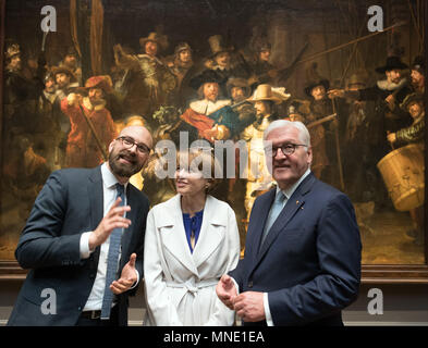 Amsterdam, Pays-Bas. 16 mai, 2018. Le Président allemand Frank-Walter Steinmeier (R) et son épouse Elke Buedenbender view The Rembrandt peinture 'La nuit' au Rijksmuseum sous la direction de Mathias LBM. Photo : Soeren Stache/dpa dpa : Crédit photo alliance/Alamy Live News Banque D'Images