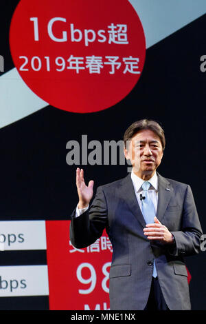 NTT DOCOMO Inc. Président et chef de Kazuhiro Yoshizawa parle au cours d'une conférence de presse pour le lancement de sa programmation d'été 2018 de 11 appareils mobiles le 16 mai 2018, Tokyo, Japon. DOCOMO a présenté Yoshizawa de neuf appareils mobiles pour cet été, et sa propre intelligence artificielle (AI) ''my daiz'' qui sera disponible à partir du 30 mai. DOCOMO a également lancé un nouveau service de conseils financiers ''THEO '' disponible à partir du 16 mai. Credit : Rodrigo Reyes Marin/AFLO/Alamy Live News Banque D'Images