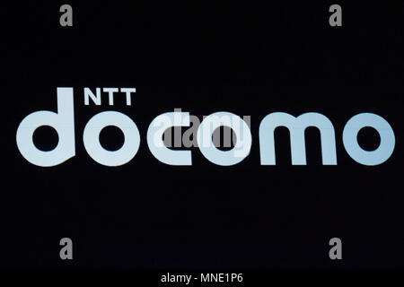 Un logo de NTT DOCOMO Inc. est vu lors d'une conférence de presse pour le lancement de sa programmation d'été 2018 de 11 appareils mobiles le 16 mai 2018, Tokyo, Japon. Kazuhiro Yoshizawa Présidente et chef de la direction présente DOCOMO de neuf appareils mobiles pour cet été, et sa propre intelligence artificielle (AI) ''my daiz'' qui sera disponible à partir du 30 mai. DOCOMO a également lancé un nouveau service de conseils financiers ''THEO '' disponible à partir du 16 mai. Credit : Rodrigo Reyes Marin/AFLO/Alamy Live News Banque D'Images