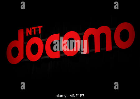 Un logo de NTT DOCOMO Inc. est vu lors d'une conférence de presse pour le lancement de sa programmation d'été 2018 de 11 appareils mobiles le 16 mai 2018, Tokyo, Japon. Kazuhiro Yoshizawa Présidente et chef de la direction présente DOCOMO de neuf appareils mobiles pour cet été, et sa propre intelligence artificielle (AI) ''my daiz'' qui sera disponible à partir du 30 mai. DOCOMO a également lancé un nouveau service de conseils financiers ''THEO '' disponible à partir du 16 mai. Credit : Rodrigo Reyes Marin/AFLO/Alamy Live News Banque D'Images