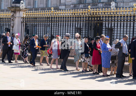 Londres, Royaume-Uni. Le 15 mai 2018. Les clients arrivent pour la première Queens garden party de la saison à Buckingham Palace Crédit : Alamy/Goutte d'encre Live News Banque D'Images