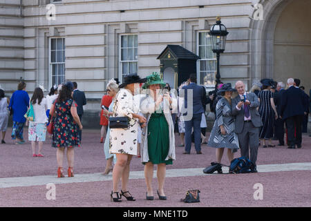 Londres, Royaume-Uni. Le 15 mai 2018. Les clients arrivent pour la première Queens garden party de la saison à Buckingham Palace Crédit : Alamy/Goutte d'encre Live News Banque D'Images