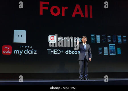 NTT DOCOMO Inc. Président et chef de Kazuhiro Yoshizawa parle au cours d'une conférence de presse pour le lancement de sa programmation d'été 2018 de 11 appareils mobiles le 16 mai 2018, Tokyo, Japon. DOCOMO a présenté Yoshizawa de neuf appareils mobiles pour cet été, et sa propre intelligence artificielle (AI) ''my daiz'' qui sera disponible à partir du 30 mai. DOCOMO a également lancé un nouveau service de conseils financiers ''THEO '' disponible à partir du 16 mai. Credit : Rodrigo Reyes Marin/AFLO/Alamy Live News Banque D'Images