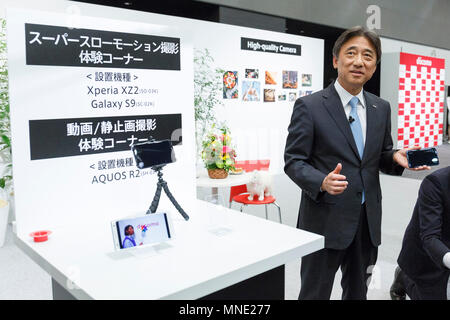 NTT DOCOMO Inc. Président et chef de Kazuhiro Yoshizawa parle au cours d'une conférence de presse pour le lancement de sa programmation d'été 2018 de 11 appareils mobiles le 16 mai 2018, Tokyo, Japon. DOCOMO a présenté Yoshizawa de neuf appareils mobiles pour cet été, et sa propre intelligence artificielle (AI) ''my daiz'' qui sera disponible à partir du 30 mai. DOCOMO a également lancé un nouveau service de conseils financiers ''THEO '' disponible à partir du 16 mai. Credit : Rodrigo Reyes Marin/AFLO/Alamy Live News Banque D'Images