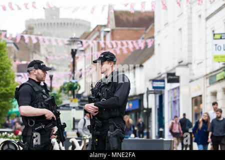 Windsor, Royaume-Uni. 16 mai, 2018. Thames Valley Police lourdement armés patrouillent autour des agents du centre-ville de Windsor à l'avance le mariage de samedi entre le Prince Harry et Meghan Markle. Credit : Mark Kerrison/Alamy Live News Banque D'Images