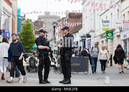 Windsor, Royaume-Uni. 16 mai, 2018. Thames Valley Police lourdement armés patrouillent autour des agents du centre-ville de Windsor à l'avance le mariage de samedi entre le Prince Harry et Meghan Markle. Credit : Mark Kerrison/Alamy Live News Banque D'Images