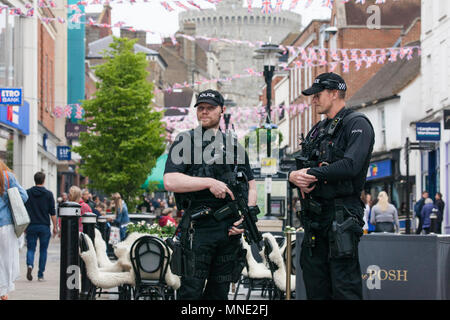 Windsor, Royaume-Uni. 16 mai, 2018. Thames Valley Police lourdement armés patrouillent autour des agents du centre-ville de Windsor à l'avance le mariage de samedi entre le Prince Harry et Meghan Markle. Credit : Mark Kerrison/Alamy Live News Banque D'Images